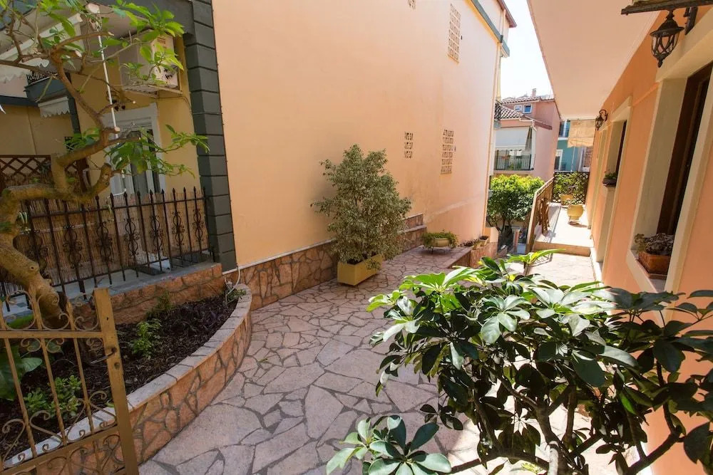 Akis House