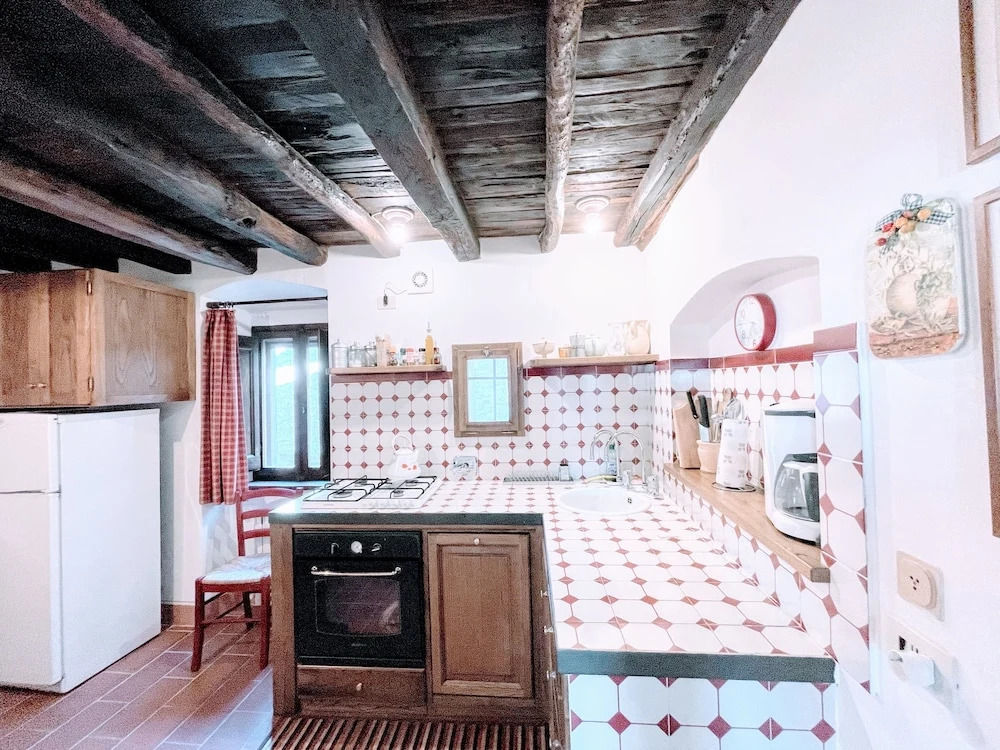 Vicolo - Sleeps 5 With air Con, Wifi, Balcony for Dining and Pool