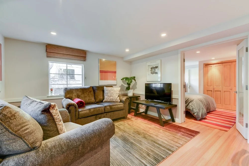Aesthetically Elegant Downstairs Unit In Oakland 1 Bedroom Apts by Redawning