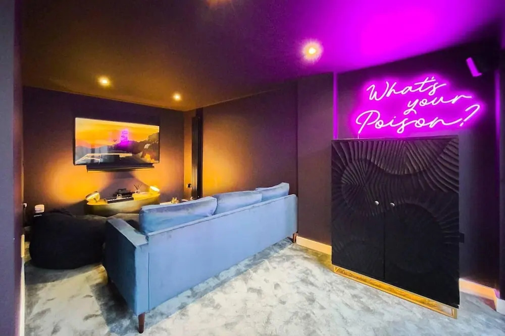 Stunning 4 Bed House With Cinema Room & Parking