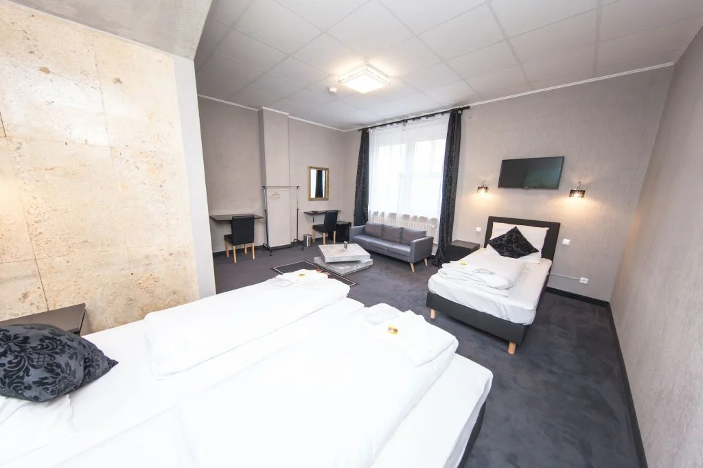 FULL HOUSE Hotel Nürnberg - shared bath & kitchen