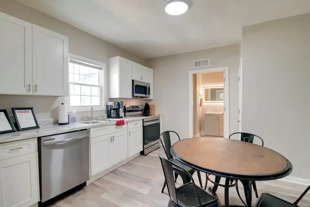 Hilltopper Convenience: Modern Duplex Near WKU