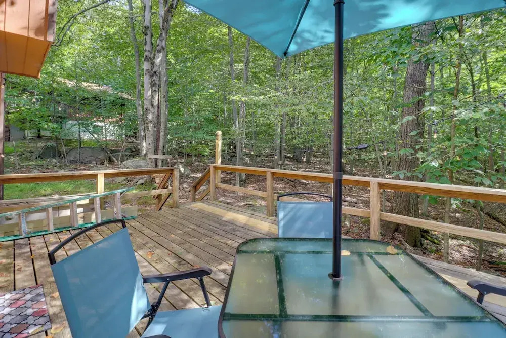 Poconos Cabin: Serene Deck, Fire Pit & Game Room