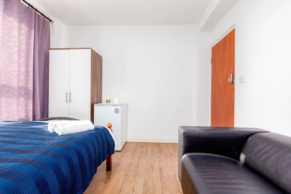 Broxbourne House - Deluxe Guest Room 2