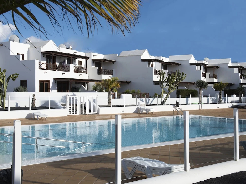 Lavish Holiday Home in Playa Blanca with Pool