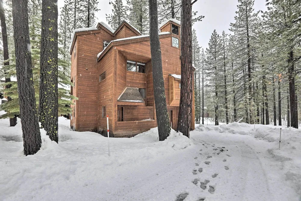 Chic Truckee Cabin Close to Golf Course & Hiking