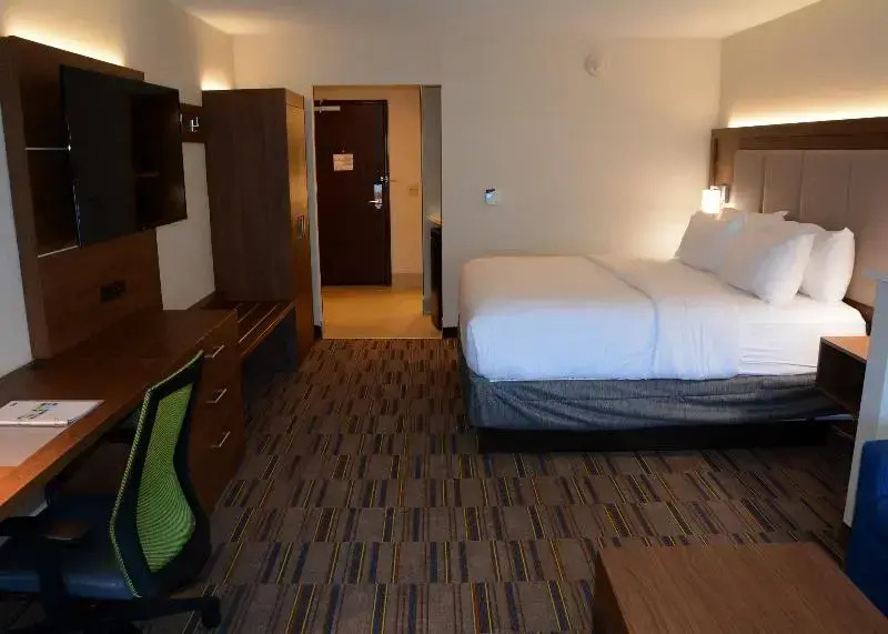 Holiday Inn Express and Suites Pittsburgh - Monroe