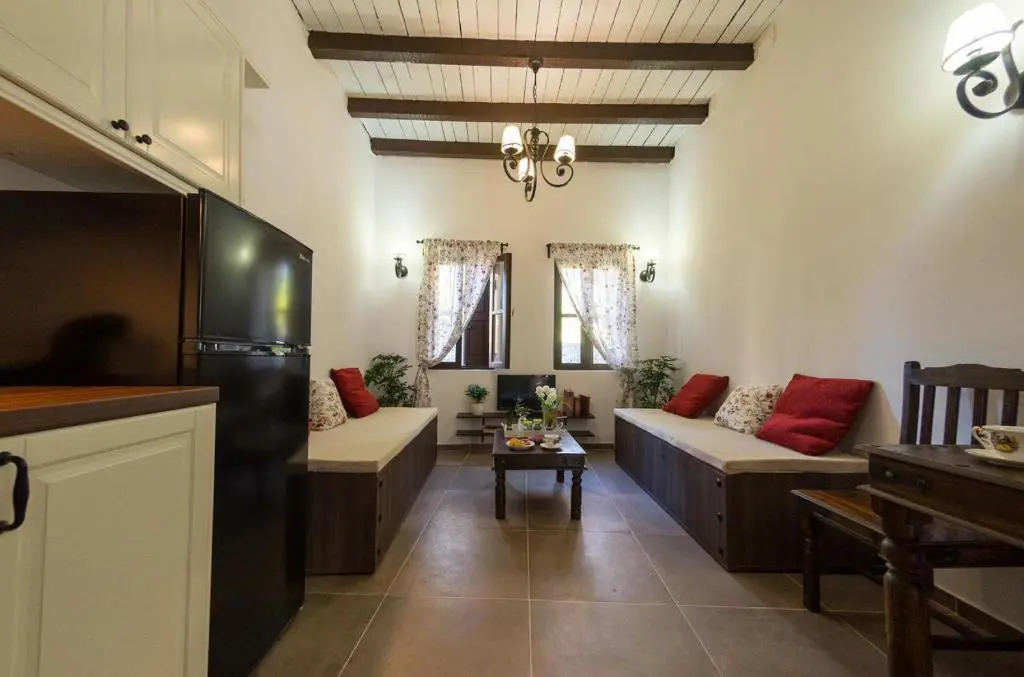 Villa Leon - Private courtyard serenity