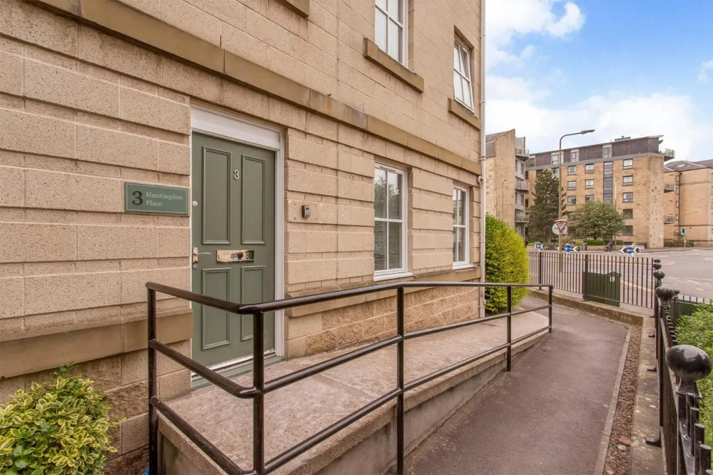 Modern City Centre 2 Bedroom 2 Bathroom Apartments, Main Door Ground with Private Parking