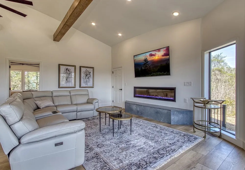 Mountain Valley Revival - Brand New Renovations, Close To Town, Panoramic Mountain Views!! 2 Bedroom Cabin by RedAwning