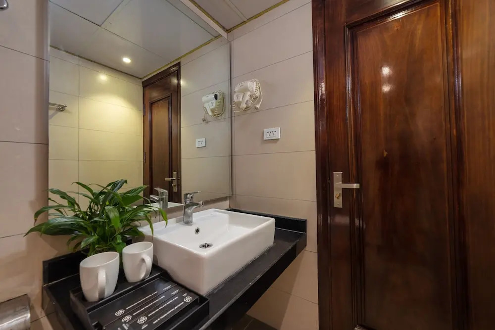 Madelise Palace Hotel & Travel