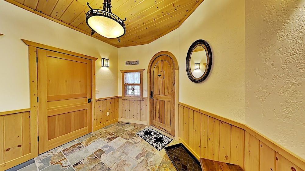 Round House on Round Lake