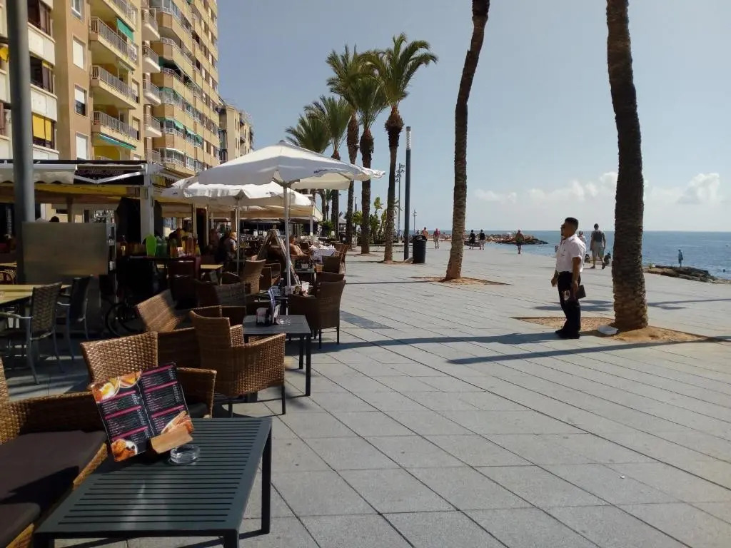 Edificio 1º línea de playa, en paseo marítimo de Torrevieja, Alicante, Costa Blanca