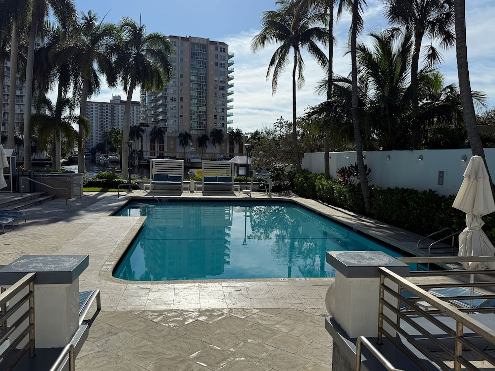 Luxury 1 Bedroom Suite