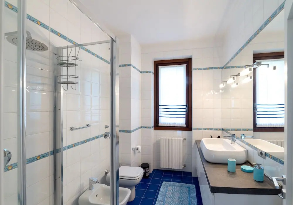 Bellagio Village - Holiday Apartments by the Lake - Seasonal Warm Pool and Sauna