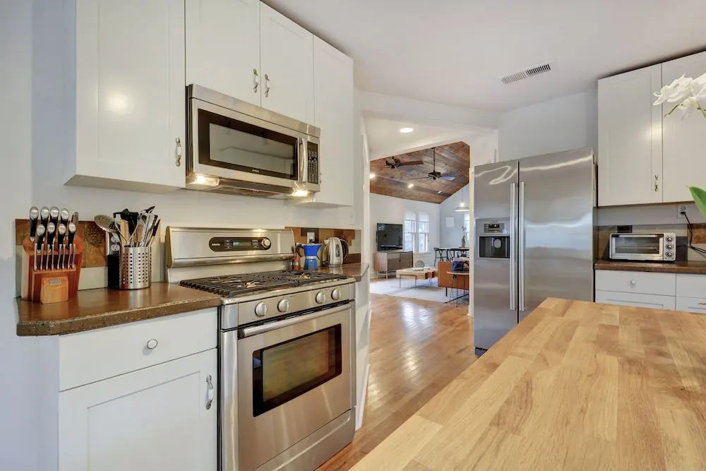 Oak-Shaded House in Bouldin - 2 Br Home