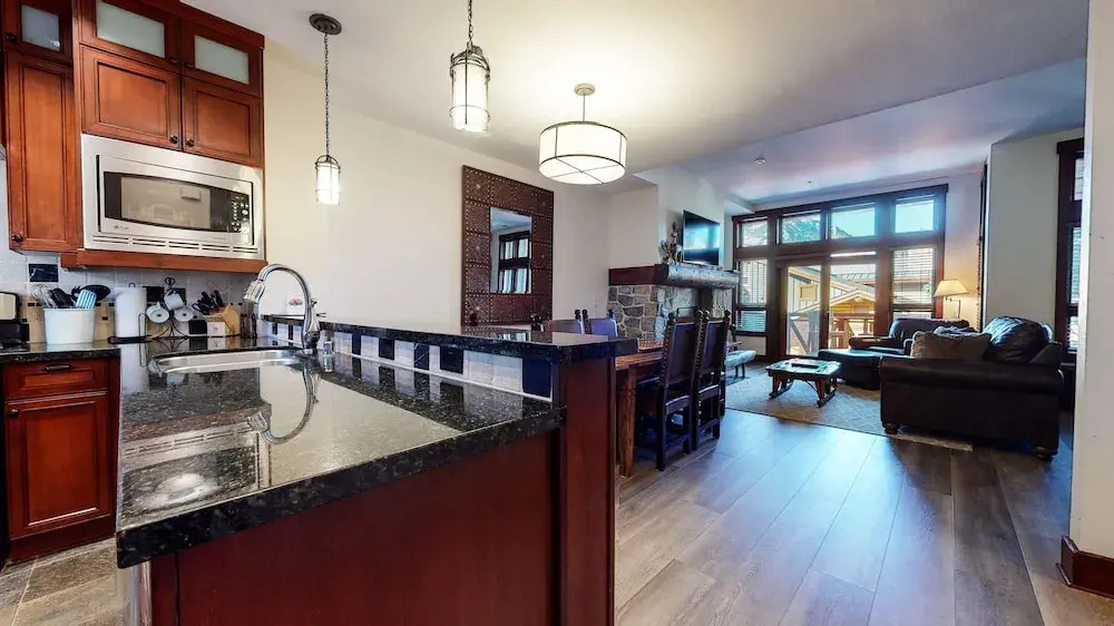 Juniper Crest 7 Private Hot Tub, 2 Car Garage, BBQ, Walk to the Lifts and Mountain Views by RedAwning