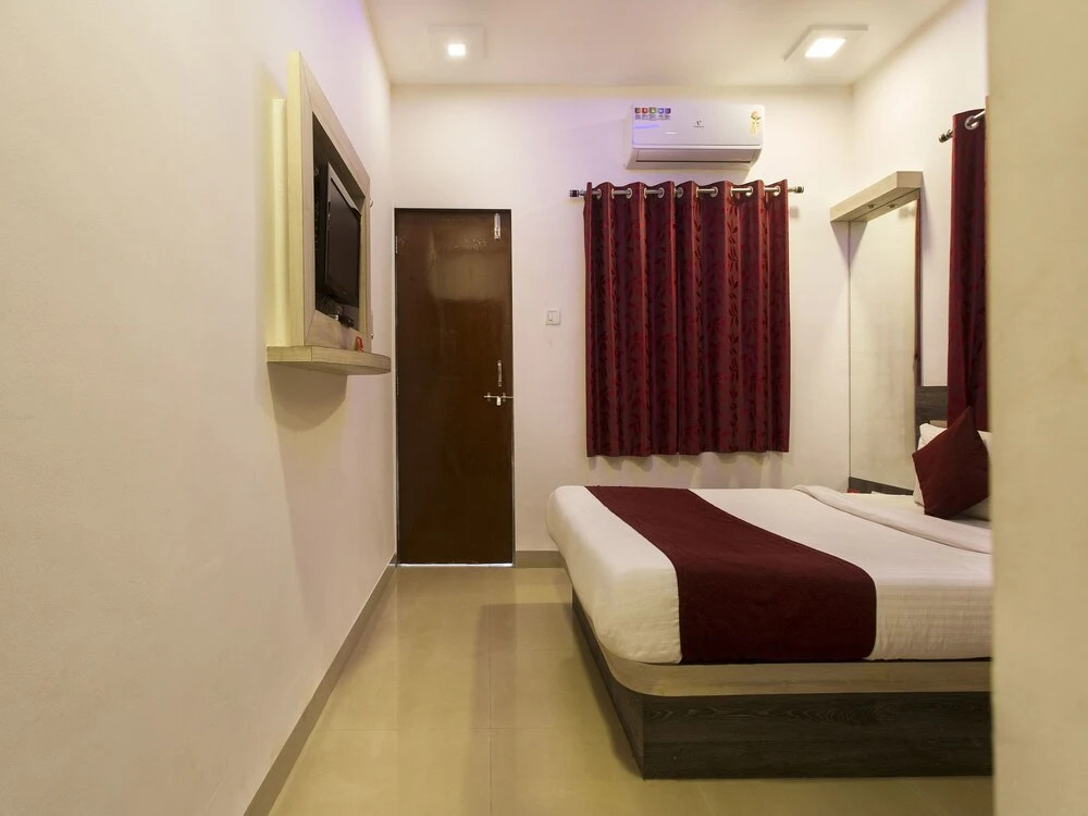 OYO 9906 Hotel Hill Top House