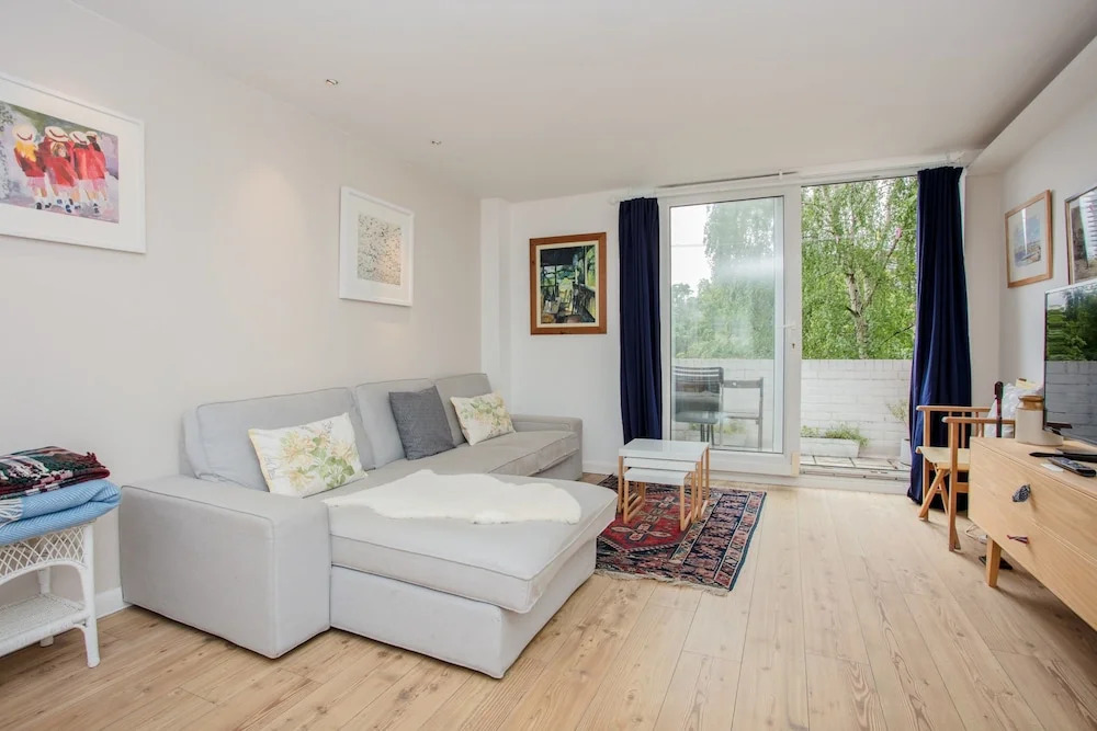 Spacious 2 Bedroom Flat With Communal Garden