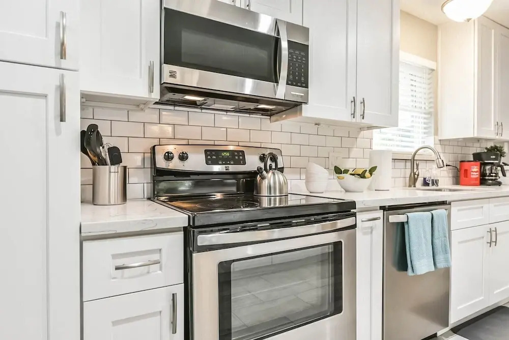 West End in SW Houston, Sleeps 10, Work-cation, King Bd, Pet, High Speed Wifi
