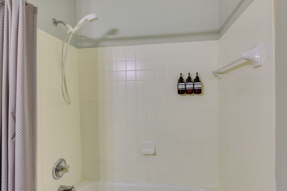 Mount Pleasant Condo w/ Pool & Bikes: Near Beach!