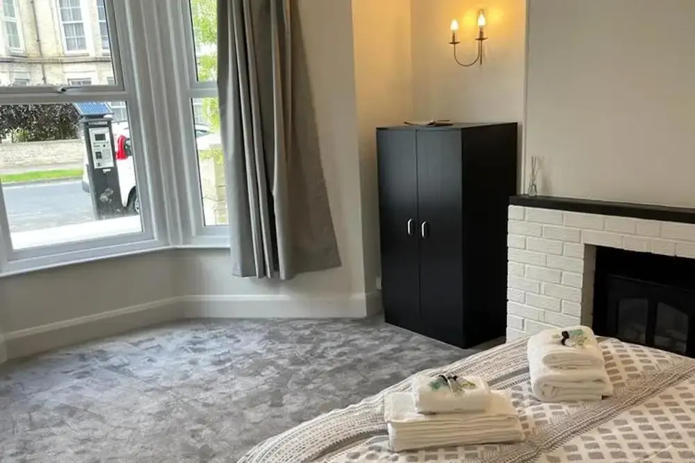2-bed, Sleeps 4, Free Parking, Pets Allowed