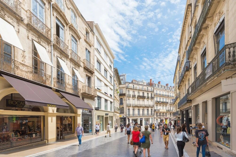Large 1 Bedroom Apartment "rue de la Loge"!