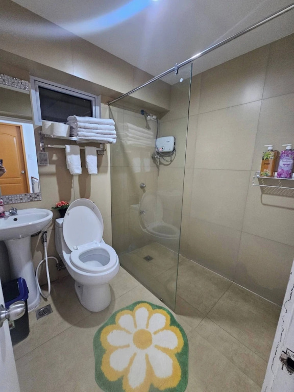 Casa Rosa2 2BR Loft in BGC With 55" Smart TV & 5 pax