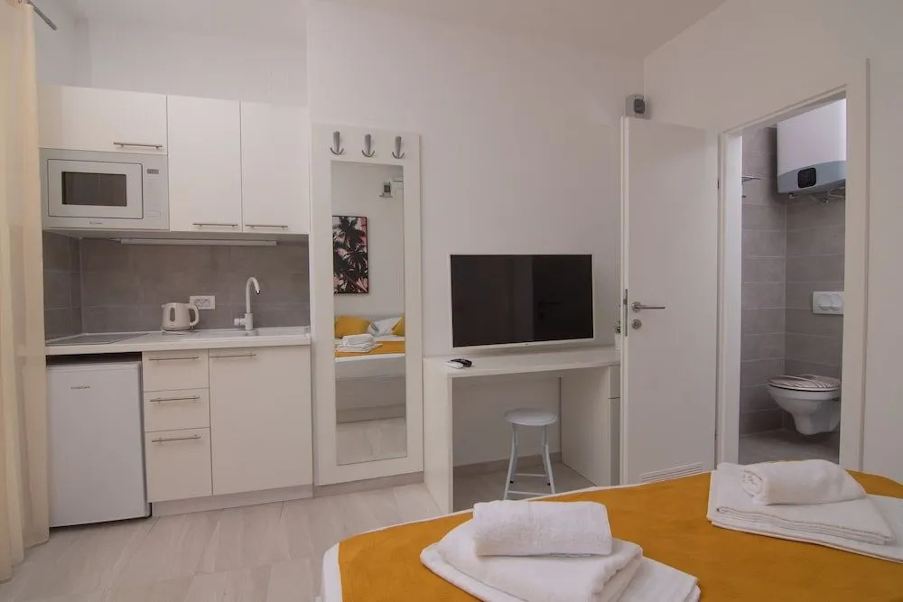 Seagull Pool Apartments & Studios
