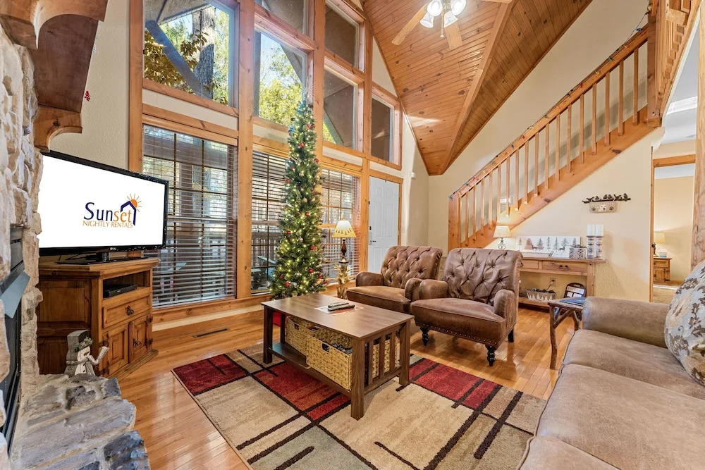 River's Creek 4 Bedroom Cabin by RedAwning