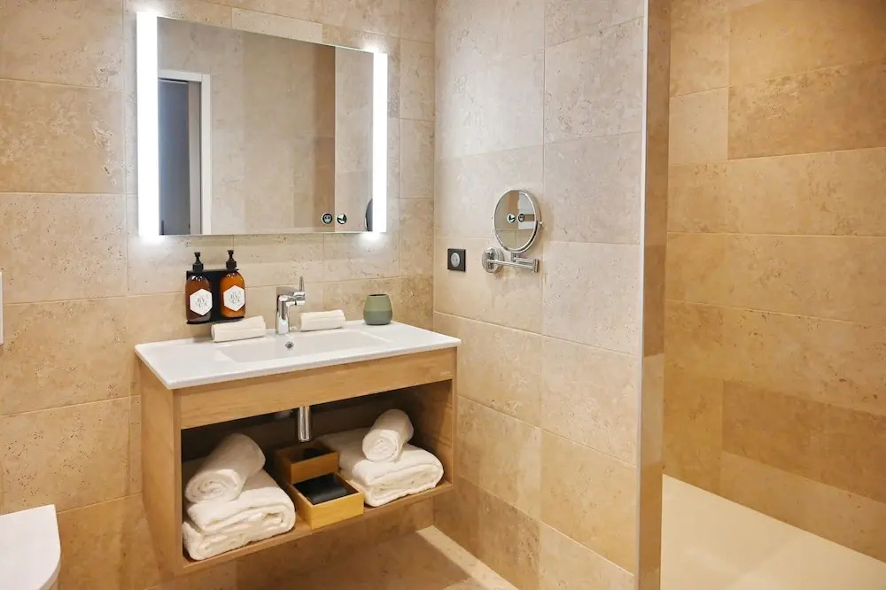 Walnut Bistro & Suites