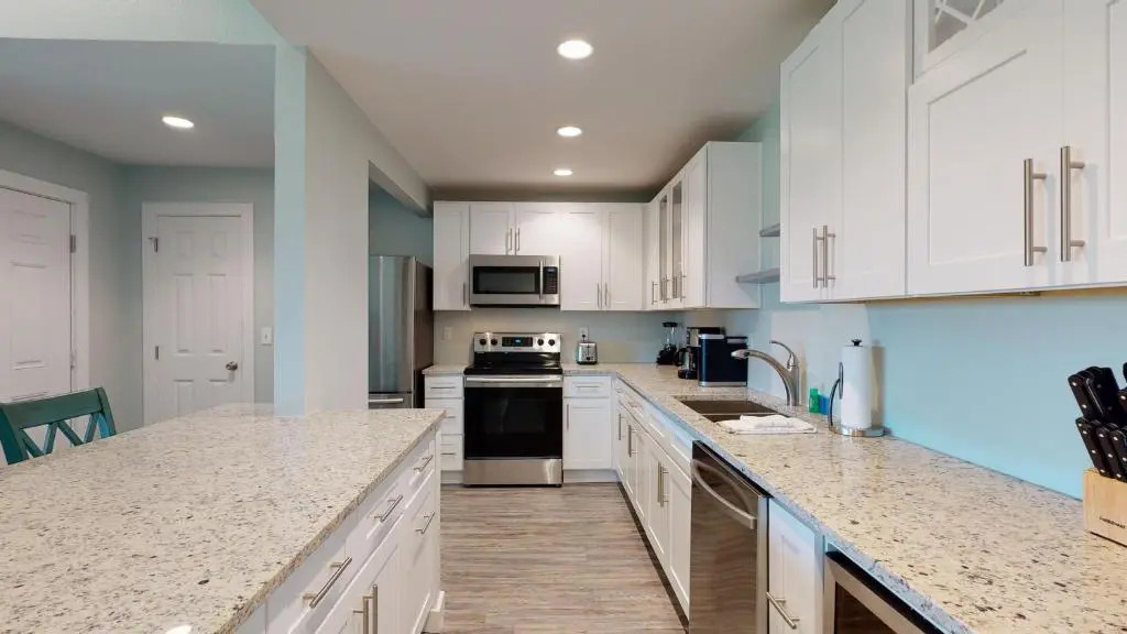 AH-F222 New 2nd Floor Condo, Close to PoolHot Tub, Near Marina & Ferry