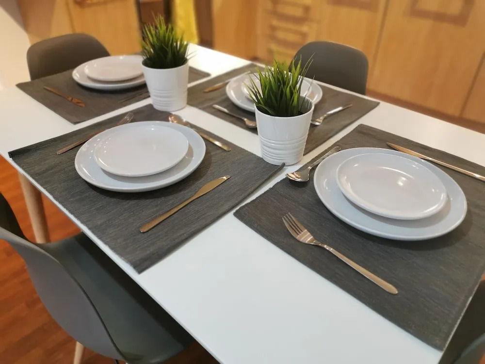 Voyager Apartments * Sleeps 6 * Parking