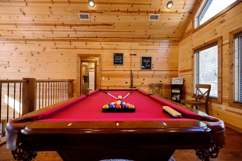 Blossom Belle Lodge Luxury cabin 4 Bedroom, 3.5 Bath sleeps 11