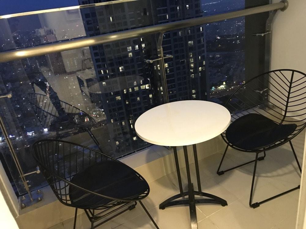 Smiley Apartment 14