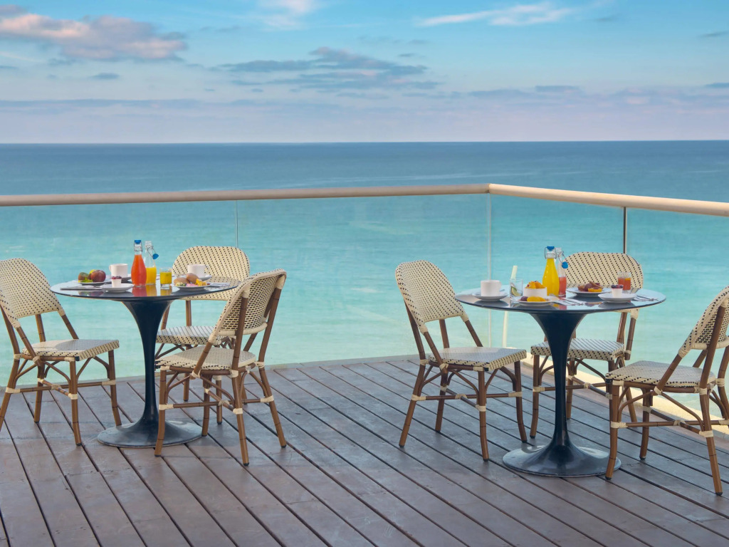 Arena Hotel by the Beach