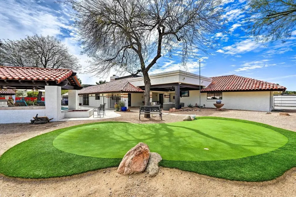 Pool & Putting Green: Group Getaway in Glendale