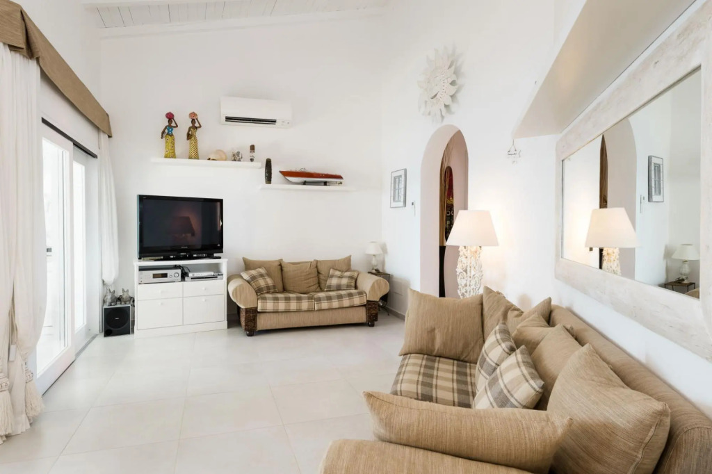 The apartment is located in the first row and directly overlooks the sea, being on the first floor a-S'Abba 81