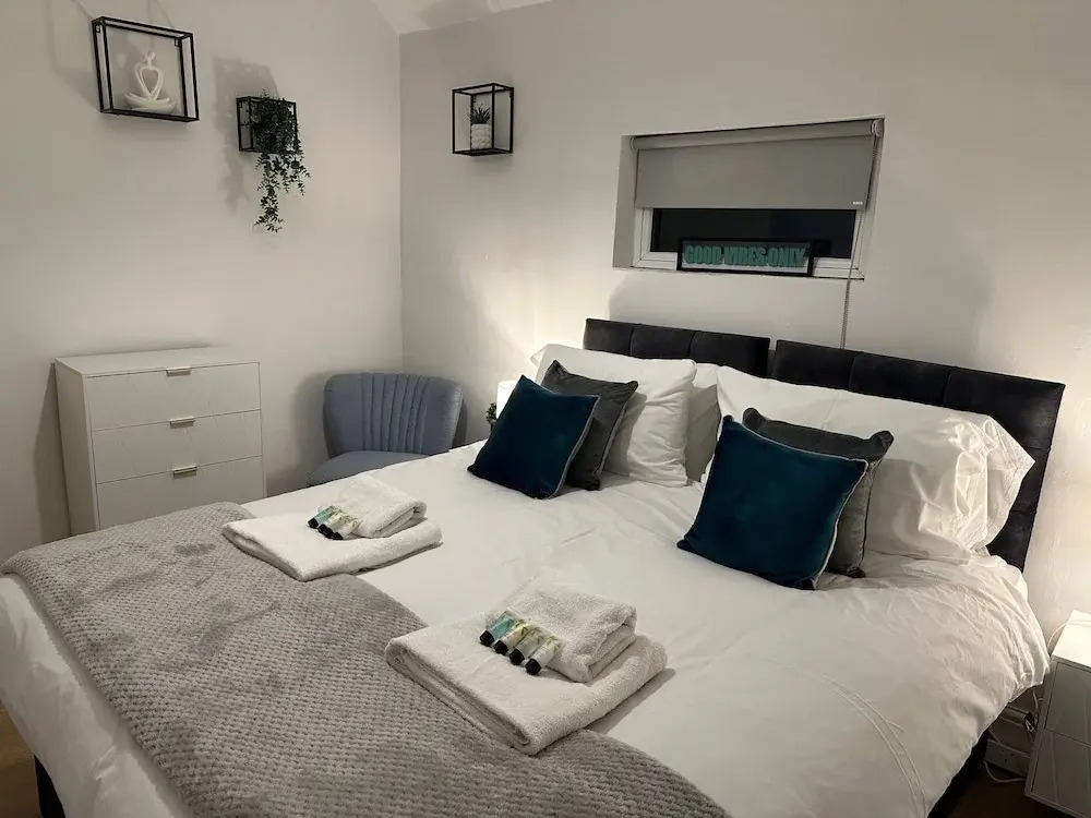 3 bed Chill Glouc With 3 Bedrooms and 1 Bathrooms