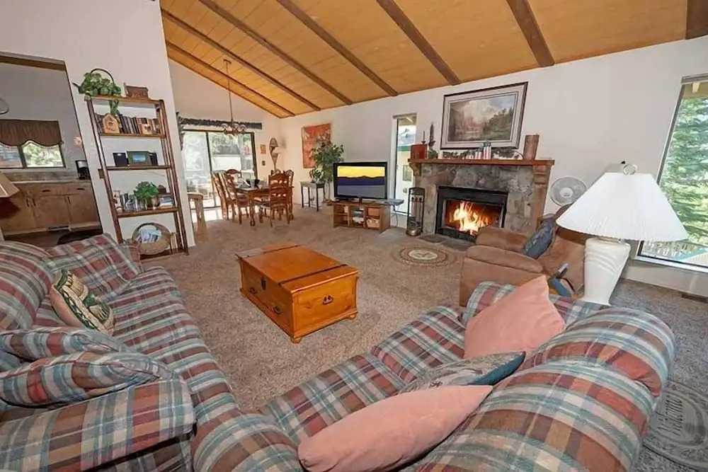 3407 Pine Hill 2 Bedroom Home by RedAwning
