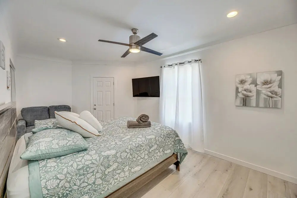 2 Mi to Citadel Outlets! East LA Retreat Near I-5