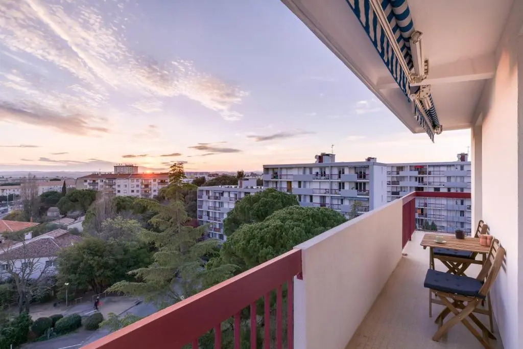 Apartment in residence free parking balcony sunset