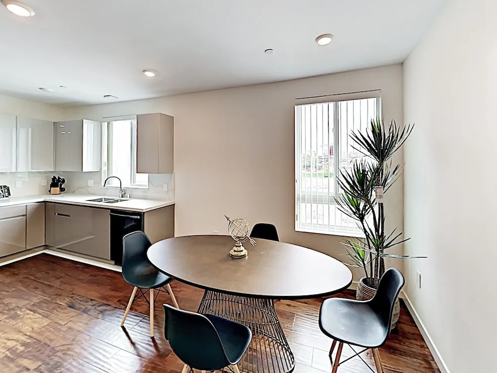 5537 Los Angeles - 2 Br Apts