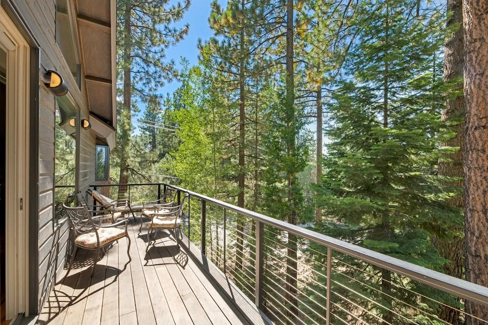 4BR 4.5BA Luxurious Tahoe Retreat with Hot Tub S Lake Tahoe by RedAwni
