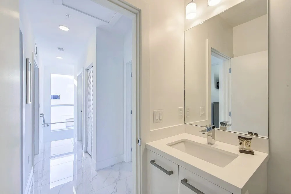 Tri-level Pompano Beach Townhouse by RedAwning