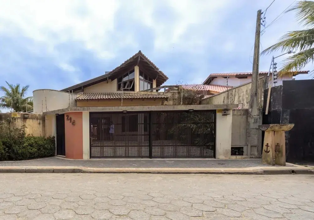 Casa com rea Gourmet e Quintal a 200 m da Praia