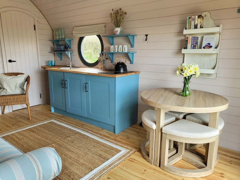 Cabins in Oxfordshire With Hot Tub & Meadow Views