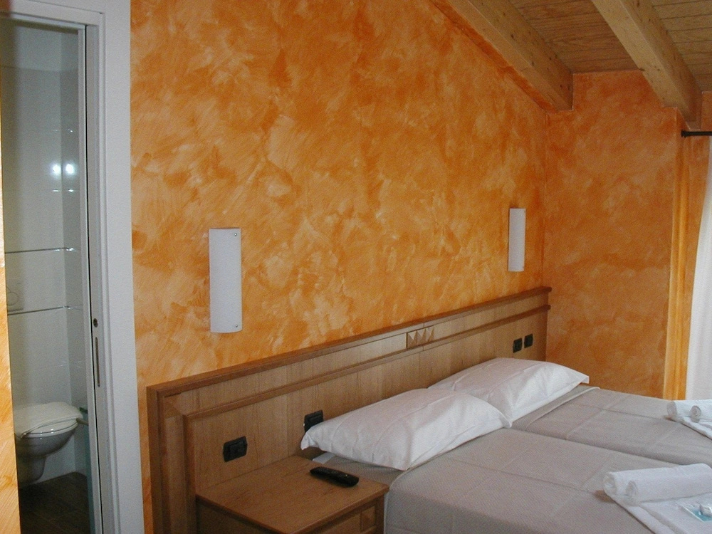 Azzano Holidays B&B