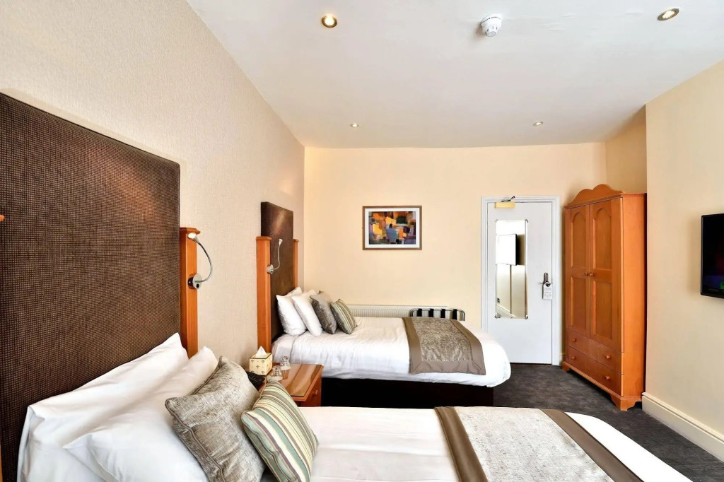 Queens Court Hotel