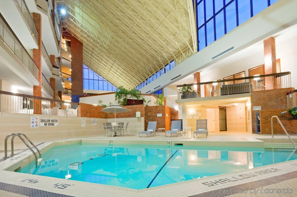 Holiday Inn Oakville Centre by IHG